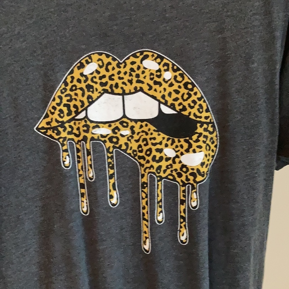 DRIPPING lips tee - Picture 3 of 6